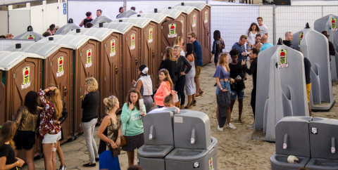 Even aanschuiven aan de toiletten - toiletcabine